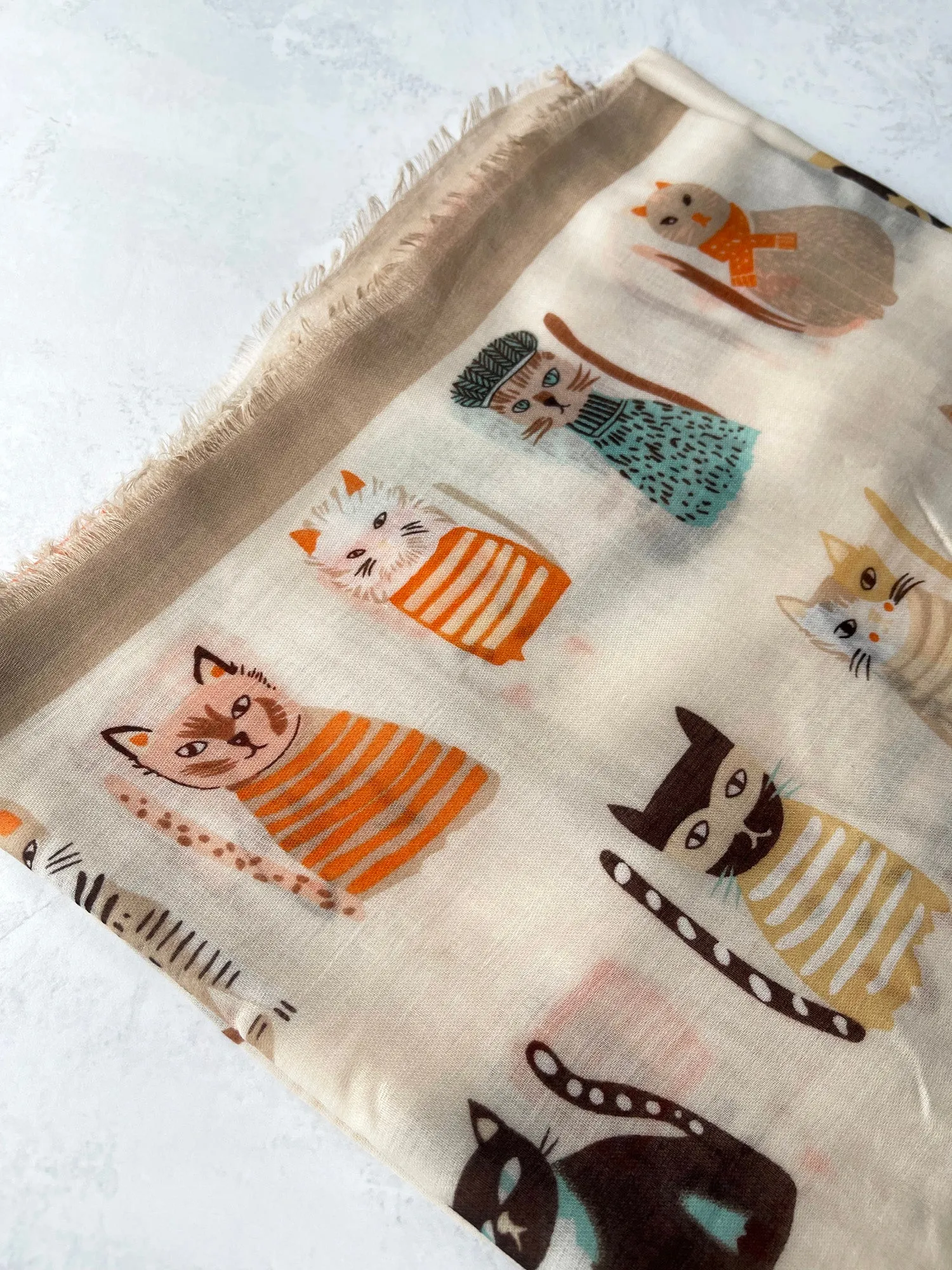 CREAM AND BEIGE LIGHTWEIGHT BORDER CAT SCARF